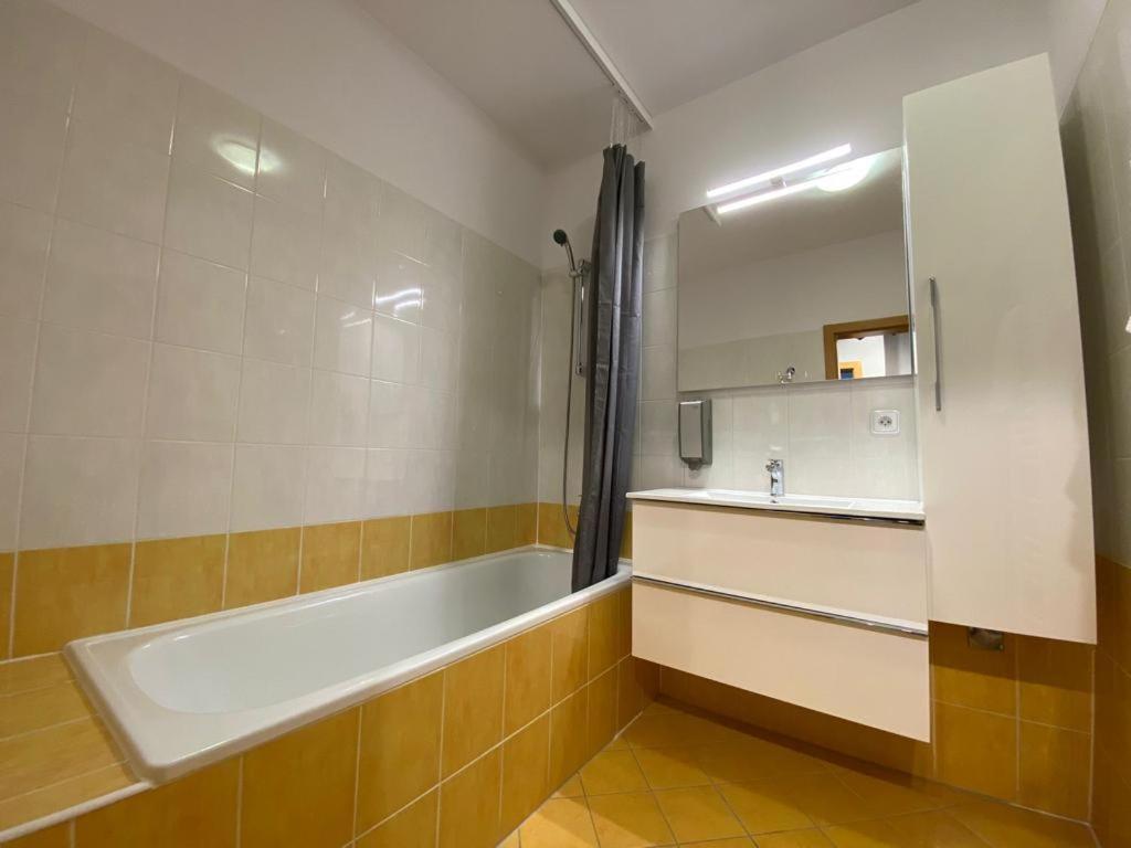 B2B Apartments Ихлава Екстериор снимка